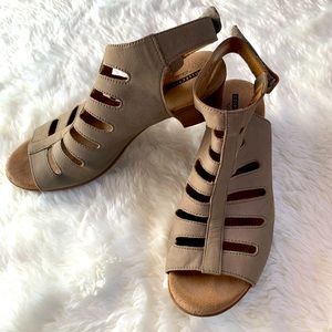 ⛱ SALE: Clarks Heels